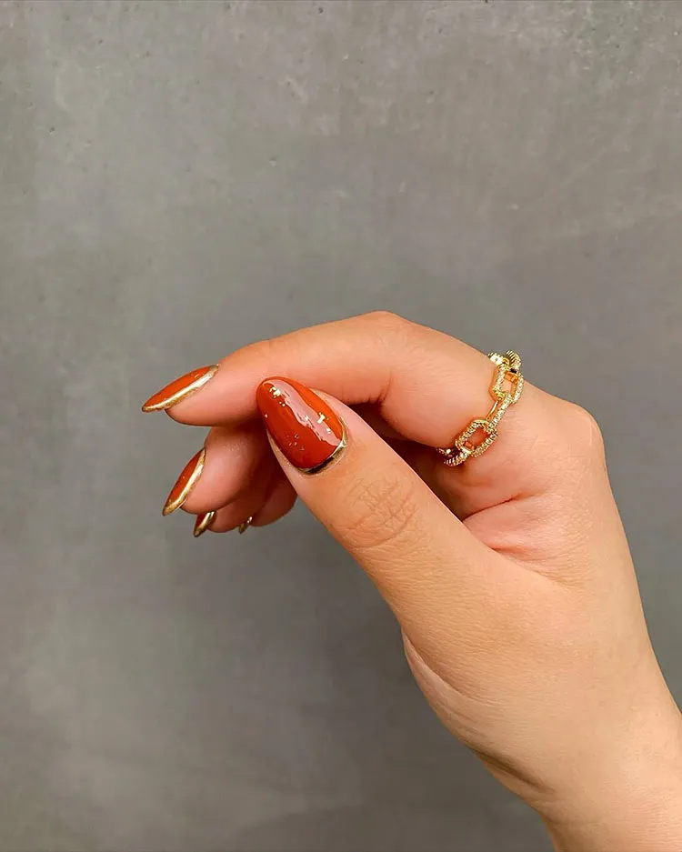 oranžové a zlaté nechty