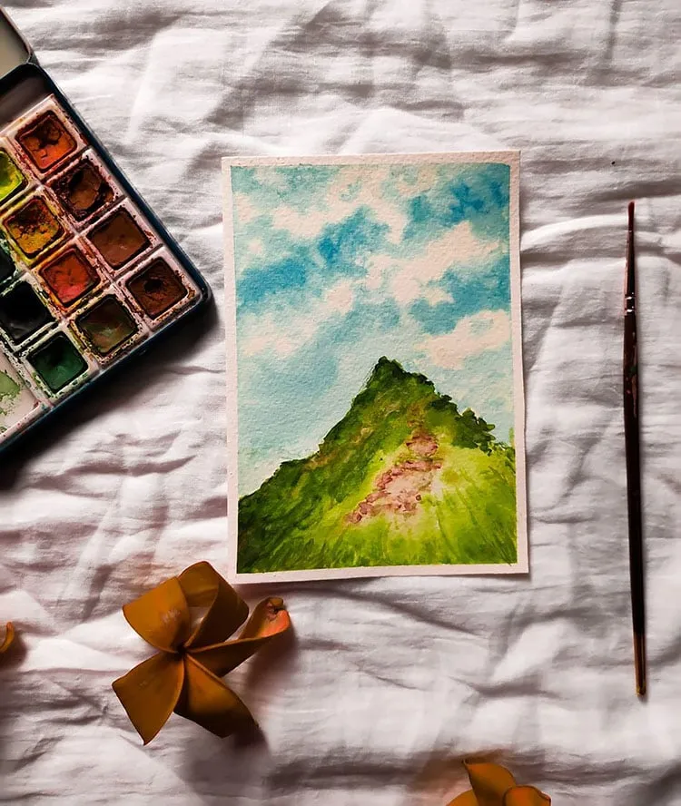 AQUARELL GRÜNER BERG MIT BLAUEM HIMMEL