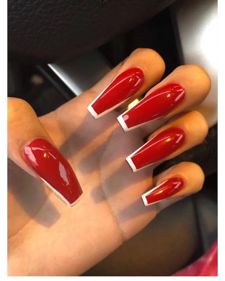 червоні нігті з білим контуром